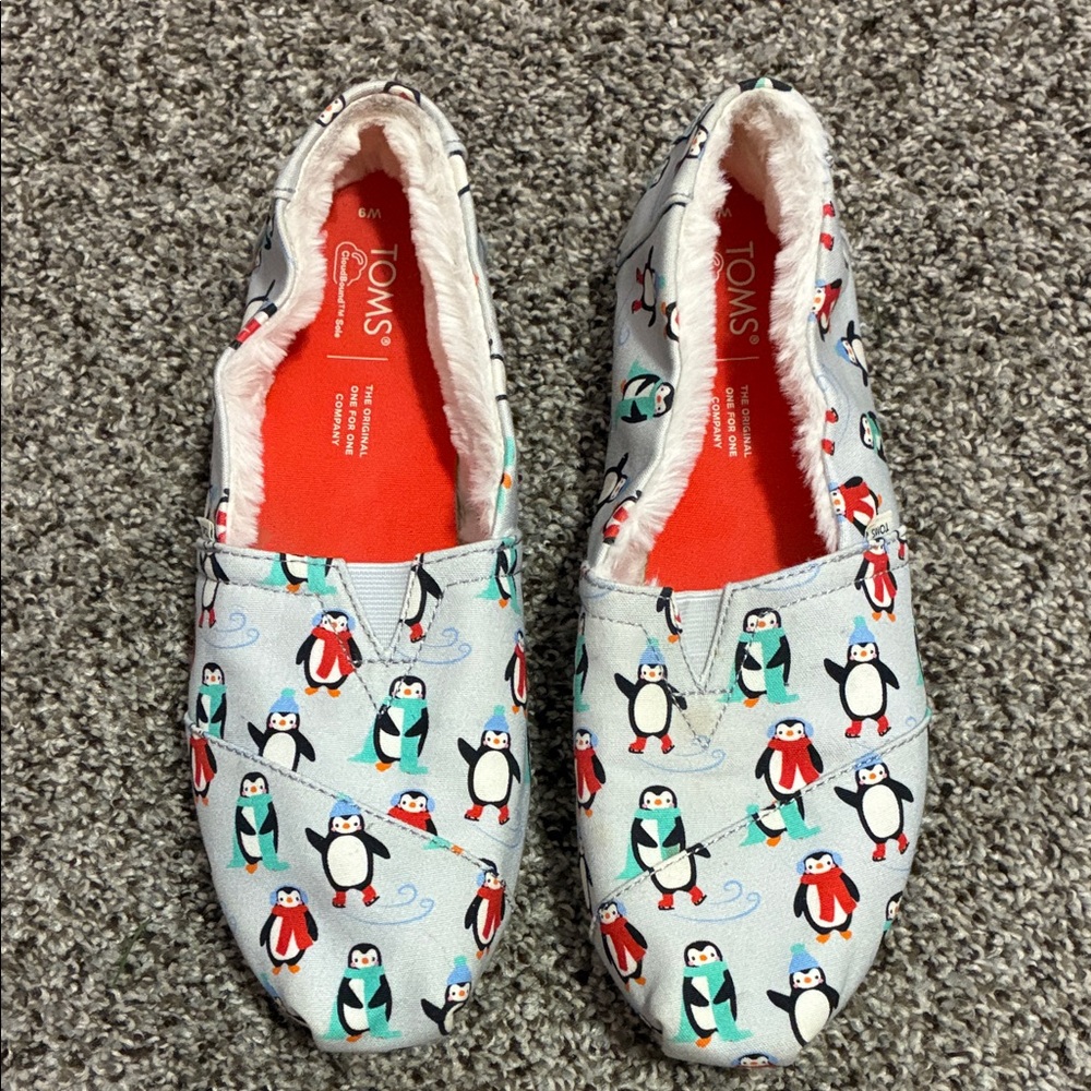 🚚 Ships FREE - TOMS Penguin Patterned Fur Lined Slip-Ons NWOT